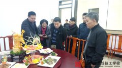 ���Қgӭ�ό�������I(l��ng)��(d��o)һ���˵���Уҕ����