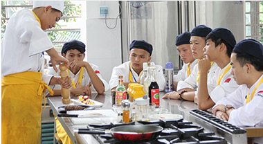 00后學(xué)廚師